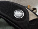 CRUMPLER - 15 LOVE\n\nFoto und Text von Frank Menzel - VIELEN DANK!\n\nKommentar:\n\nHallo Jrg,\n \nanbei einige Bilder von meiner Crumpler 15-Love. Die ist zwar nicht mehr im aktuellen Programm fehlt aber auf Deiner Seite.\n \nKommentar:\nDie Tasche ist aus sehr robustem Material gefertigt, aber eben geade deswegen auch sehr steif was den Deckel angeht. Die Inneneinteilung ist klassisch gehalten. Als kleine Besonderheit befindet sich ein "Geheimfach" unterhalb des Hauptfachs, welches erst ber eine zweite Lasche im Frontfach erreichbar ist. Der Schultergurt ist sehr lang und passt auch XXL-Menschen. Wirklicher Nachteil ist ein fehlender Tragegriff und das der Gurt im schrgen Winkel an der Tasche angenht ist, so dass die Tasche bei schlanken Menschen immer schief am Krper hngt.\n \nDanke und mit freundlichen Gren\nFrank Menzel