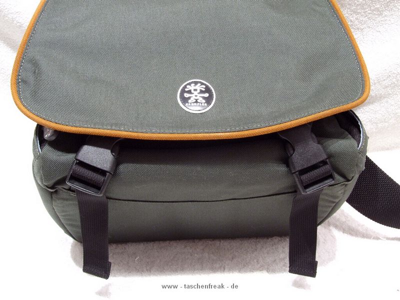 CRUMPLER - 15 LOVE\n\nFoto und Text von Frank Menzel - VIELEN DANK!\n\nKommentar:\n\nHallo Jrg,\n \nanbei einige Bilder von meiner Crumpler 15-Love. Die ist zwar nicht mehr im aktuellen Programm fehlt aber auf Deiner Seite.\n \nKommentar:\nDie Tasche ist aus sehr robustem Material gefertigt, aber eben geade deswegen auch sehr steif was den Deckel angeht. Die Inneneinteilung ist klassisch gehalten. Als kleine Besonderheit befindet sich ein "Geheimfach" unterhalb des Hauptfachs, welches erst ber eine zweite Lasche im Frontfach erreichbar ist. Der Schultergurt ist sehr lang und passt auch XXL-Menschen. Wirklicher Nachteil ist ein fehlender Tragegriff und das der Gurt im schrgen Winkel an der Tasche angenht ist, so dass die Tasche bei schlanken Menschen immer schief am Krper hngt.\n \nDanke und mit freundlichen Gren\nFrank Menzel