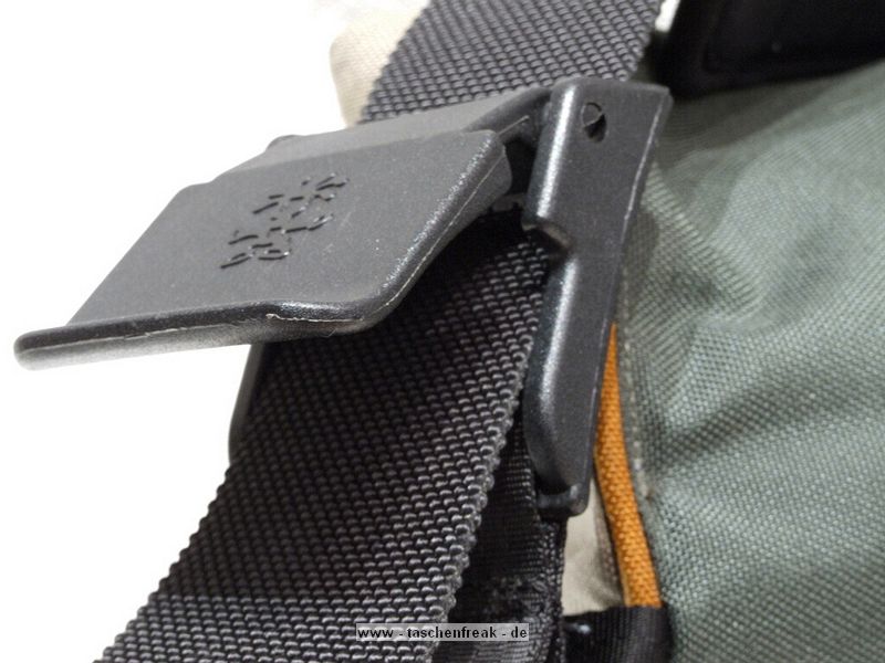 CRUMPLER - 15 LOVE\n\nFoto und Text von Frank Menzel - VIELEN DANK!\n\nKommentar:\n\nHallo Jrg,\n \nanbei einige Bilder von meiner Crumpler 15-Love. Die ist zwar nicht mehr im aktuellen Programm fehlt aber auf Deiner Seite.\n \nKommentar:\nDie Tasche ist aus sehr robustem Material gefertigt, aber eben geade deswegen auch sehr steif was den Deckel angeht. Die Inneneinteilung ist klassisch gehalten. Als kleine Besonderheit befindet sich ein "Geheimfach" unterhalb des Hauptfachs, welches erst ber eine zweite Lasche im Frontfach erreichbar ist. Der Schultergurt ist sehr lang und passt auch XXL-Menschen. Wirklicher Nachteil ist ein fehlender Tragegriff und das der Gurt im schrgen Winkel an der Tasche angenht ist, so dass die Tasche bei schlanken Menschen immer schief am Krper hngt.\n \nDanke und mit freundlichen Gren\nFrank Menzel