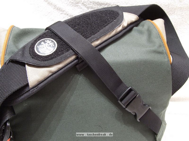 CRUMPLER - 15 LOVE\n\nFoto und Text von Frank Menzel - VIELEN DANK!\n\nKommentar:\n\nHallo Jrg,\n \nanbei einige Bilder von meiner Crumpler 15-Love. Die ist zwar nicht mehr im aktuellen Programm fehlt aber auf Deiner Seite.\n \nKommentar:\nDie Tasche ist aus sehr robustem Material gefertigt, aber eben geade deswegen auch sehr steif was den Deckel angeht. Die Inneneinteilung ist klassisch gehalten. Als kleine Besonderheit befindet sich ein "Geheimfach" unterhalb des Hauptfachs, welches erst ber eine zweite Lasche im Frontfach erreichbar ist. Der Schultergurt ist sehr lang und passt auch XXL-Menschen. Wirklicher Nachteil ist ein fehlender Tragegriff und das der Gurt im schrgen Winkel an der Tasche angenht ist, so dass die Tasche bei schlanken Menschen immer schief am Krper hngt.\n \nDanke und mit freundlichen Gren\nFrank Menzel