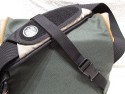 CRUMPLER - 15 LOVE\n\nFoto und Text von Frank Menzel - VIELEN DANK!\n\nKommentar:\n\nHallo Jrg,\n \nanbei einige Bilder von meiner Crumpler 15-Love. Die ist zwar nicht mehr im aktuellen Programm fehlt aber auf Deiner Seite.\n \nKommentar:\nDie Tasche ist aus sehr robustem Material gefertigt, aber eben geade deswegen auch sehr steif was den Deckel angeht. Die Inneneinteilung ist klassisch gehalten. Als kleine Besonderheit befindet sich ein "Geheimfach" unterhalb des Hauptfachs, welches erst ber eine zweite Lasche im Frontfach erreichbar ist. Der Schultergurt ist sehr lang und passt auch XXL-Menschen. Wirklicher Nachteil ist ein fehlender Tragegriff und das der Gurt im schrgen Winkel an der Tasche angenht ist, so dass die Tasche bei schlanken Menschen immer schief am Krper hngt.\n \nDanke und mit freundlichen Gren\nFrank Menzel