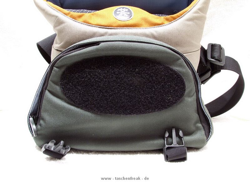 CRUMPLER - 15 LOVE\n\nFoto und Text von Frank Menzel - VIELEN DANK!\n\nKommentar:\n\nHallo Jrg,\n \nanbei einige Bilder von meiner Crumpler 15-Love. Die ist zwar nicht mehr im aktuellen Programm fehlt aber auf Deiner Seite.\n \nKommentar:\nDie Tasche ist aus sehr robustem Material gefertigt, aber eben geade deswegen auch sehr steif was den Deckel angeht. Die Inneneinteilung ist klassisch gehalten. Als kleine Besonderheit befindet sich ein "Geheimfach" unterhalb des Hauptfachs, welches erst ber eine zweite Lasche im Frontfach erreichbar ist. Der Schultergurt ist sehr lang und passt auch XXL-Menschen. Wirklicher Nachteil ist ein fehlender Tragegriff und das der Gurt im schrgen Winkel an der Tasche angenht ist, so dass die Tasche bei schlanken Menschen immer schief am Krper hngt.\n \nDanke und mit freundlichen Gren\nFrank Menzel