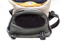 CRUMPLER - 15 LOVE\n\nFoto und Text von Frank Menzel - VIELEN DANK!\n\nKommentar:\n\nHallo Jrg,\n \nanbei einige Bilder von meiner Crumpler 15-Love. Die ist zwar nicht mehr im aktuellen Programm fehlt aber auf Deiner Seite.\n \nKommentar:\nDie Tasche ist aus sehr robustem Material gefertigt, aber eben geade deswegen auch sehr steif was den Deckel angeht. Die Inneneinteilung ist klassisch gehalten. Als kleine Besonderheit befindet sich ein "Geheimfach" unterhalb des Hauptfachs, welches erst ber eine zweite Lasche im Frontfach erreichbar ist. Der Schultergurt ist sehr lang und passt auch XXL-Menschen. Wirklicher Nachteil ist ein fehlender Tragegriff und das der Gurt im schrgen Winkel an der Tasche angenht ist, so dass die Tasche bei schlanken Menschen immer schief am Krper hngt.\n \nDanke und mit freundlichen Gren\nFrank Menzel