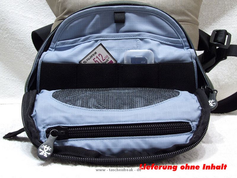 CRUMPLER - 15 LOVE\n\nFoto und Text von Frank Menzel - VIELEN DANK!\n\nKommentar:\n\nHallo Jrg,\n \nanbei einige Bilder von meiner Crumpler 15-Love. Die ist zwar nicht mehr im aktuellen Programm fehlt aber auf Deiner Seite.\n \nKommentar:\nDie Tasche ist aus sehr robustem Material gefertigt, aber eben geade deswegen auch sehr steif was den Deckel angeht. Die Inneneinteilung ist klassisch gehalten. Als kleine Besonderheit befindet sich ein "Geheimfach" unterhalb des Hauptfachs, welches erst ber eine zweite Lasche im Frontfach erreichbar ist. Der Schultergurt ist sehr lang und passt auch XXL-Menschen. Wirklicher Nachteil ist ein fehlender Tragegriff und das der Gurt im schrgen Winkel an der Tasche angenht ist, so dass die Tasche bei schlanken Menschen immer schief am Krper hngt.\n \nDanke und mit freundlichen Gren\nFrank Menzel