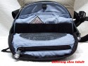 CRUMPLER - 15 LOVE\n\nFoto und Text von Frank Menzel - VIELEN DANK!\n\nKommentar:\n\nHallo Jrg,\n \nanbei einige Bilder von meiner Crumpler 15-Love. Die ist zwar nicht mehr im aktuellen Programm fehlt aber auf Deiner Seite.\n \nKommentar:\nDie Tasche ist aus sehr robustem Material gefertigt, aber eben geade deswegen auch sehr steif was den Deckel angeht. Die Inneneinteilung ist klassisch gehalten. Als kleine Besonderheit befindet sich ein "Geheimfach" unterhalb des Hauptfachs, welches erst ber eine zweite Lasche im Frontfach erreichbar ist. Der Schultergurt ist sehr lang und passt auch XXL-Menschen. Wirklicher Nachteil ist ein fehlender Tragegriff und das der Gurt im schrgen Winkel an der Tasche angenht ist, so dass die Tasche bei schlanken Menschen immer schief am Krper hngt.\n \nDanke und mit freundlichen Gren\nFrank Menzel