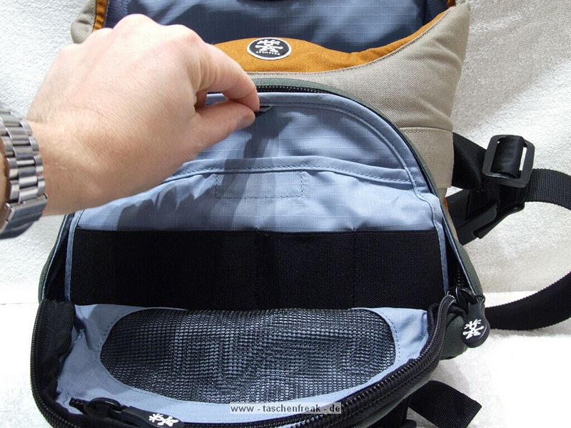 CRUMPLER - 15 LOVE\n\nFoto und Text von Frank Menzel - VIELEN DANK!\n\nKommentar:\n\nHallo Jrg,\n \nanbei einige Bilder von meiner Crumpler 15-Love. Die ist zwar nicht mehr im aktuellen Programm fehlt aber auf Deiner Seite.\n \nKommentar:\nDie Tasche ist aus sehr robustem Material gefertigt, aber eben geade deswegen auch sehr steif was den Deckel angeht. Die Inneneinteilung ist klassisch gehalten. Als kleine Besonderheit befindet sich ein "Geheimfach" unterhalb des Hauptfachs, welches erst ber eine zweite Lasche im Frontfach erreichbar ist. Der Schultergurt ist sehr lang und passt auch XXL-Menschen. Wirklicher Nachteil ist ein fehlender Tragegriff und das der Gurt im schrgen Winkel an der Tasche angenht ist, so dass die Tasche bei schlanken Menschen immer schief am Krper hngt.\n \nDanke und mit freundlichen Gren\nFrank Menzel