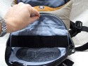 CRUMPLER - 15 LOVE\n\nFoto und Text von Frank Menzel - VIELEN DANK!\n\nKommentar:\n\nHallo Jrg,\n \nanbei einige Bilder von meiner Crumpler 15-Love. Die ist zwar nicht mehr im aktuellen Programm fehlt aber auf Deiner Seite.\n \nKommentar:\nDie Tasche ist aus sehr robustem Material gefertigt, aber eben geade deswegen auch sehr steif was den Deckel angeht. Die Inneneinteilung ist klassisch gehalten. Als kleine Besonderheit befindet sich ein "Geheimfach" unterhalb des Hauptfachs, welches erst ber eine zweite Lasche im Frontfach erreichbar ist. Der Schultergurt ist sehr lang und passt auch XXL-Menschen. Wirklicher Nachteil ist ein fehlender Tragegriff und das der Gurt im schrgen Winkel an der Tasche angenht ist, so dass die Tasche bei schlanken Menschen immer schief am Krper hngt.\n \nDanke und mit freundlichen Gren\nFrank Menzel