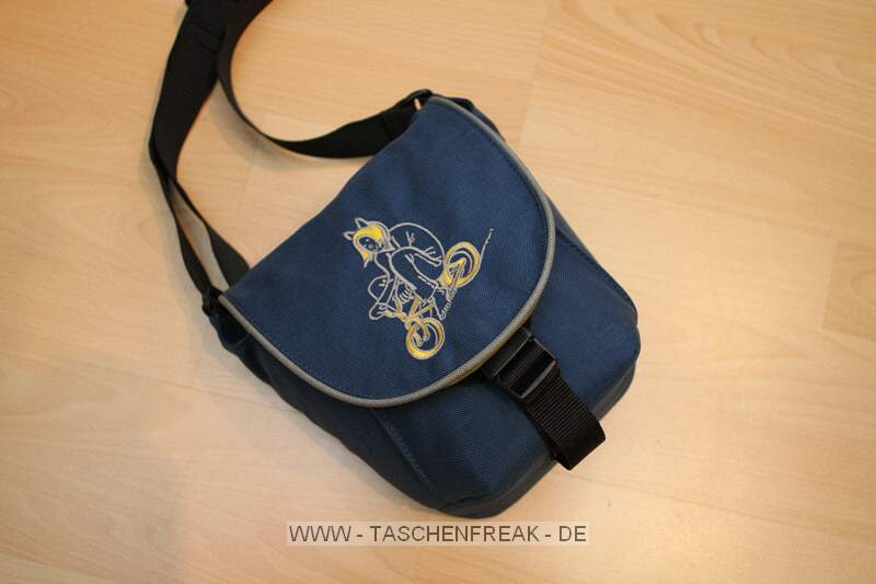 CRUMPLER BENS GLAMOUR II M\n\nFoto und Kommentar von Bastian Kellner - VIELEN DANK!\n\nKommentar:\n\nHallo!\n\nHabe hier eine neue Crumpler Bens Glamour II M fotografiert:\n\nDaten laut Crumpler Seite:\n\nInside / Innenmae:\n18 x 16,5 x 12 cm\nOutside / Auenma:\n19 x 19,5 x 15 cm\n\nSie fasst wie auf den Bildern zu sehen gerade so eine Canon 400D mit 18-55 Kitobjektiv. Eine 7D passt schon nicht mehr rein, bzw nur mit viel Mhe. Die Trennwand kann herausgenommen oder beliebig mittel Klettverschluss platziert werden. Crumplertypisch ist eine sehr solide Verarbeitungsweise sowie ein crazy Motiv.\n\nIch stelle diese Bilder fr taschenfreak.de zur Verfgung. Jede andere Nutzung ist untersagt.\n\n-- \n\nmit freundlichen Gren,\n\nBastian Kellner