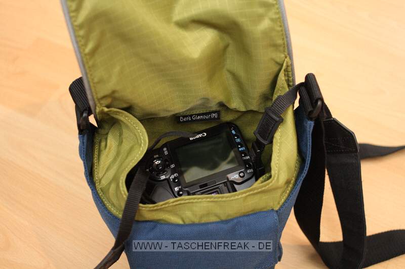 CRUMPLER BENS GLAMOUR II M\n\nFoto und Kommentar von Bastian Kellner - VIELEN DANK!\n\nKommentar:\n\nHallo!\n\nHabe hier eine neue Crumpler Bens Glamour II M fotografiert:\n\nDaten laut Crumpler Seite:\n\nInside / Innenmae:\n18 x 16,5 x 12 cm\nOutside / Auenma:\n19 x 19,5 x 15 cm\n\nSie fasst wie auf den Bildern zu sehen gerade so eine Canon 400D mit 18-55 Kitobjektiv. Eine 7D passt schon nicht mehr rein, bzw nur mit viel Mhe. Die Trennwand kann herausgenommen oder beliebig mittel Klettverschluss platziert werden. Crumplertypisch ist eine sehr solide Verarbeitungsweise sowie ein crazy Motiv.\n\nIch stelle diese Bilder fr taschenfreak.de zur Verfgung. Jede andere Nutzung ist untersagt.\n\n-- \n\nmit freundlichen Gren,\n\nBastian Kellner