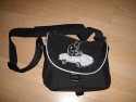 CRUMPLER BENS GLAMOUR II XL\n\nFoto und Text von Bastian Kellner - VIELEN DANK!\n\nKommentar:\n\nHallo!\n \nHabe hier eine Crumpler Bens Glamour II XL fotografiert.\nDaten laut Crumplerseite:\nInside / Innenmae:\n25,5x18x13 cm\n\nOutside / Auenma:\n27,5x19,5x16 cm\n \nDie Tasche hat ein funky Motiv, 3 variable Innenteiler mit Klettverschluss sowie ein kleines Klappfach fr Speicherkarten o..\nEine Eos 7D und ein Speedlite 580exII wie auf dem Bild, passen problemlos rein. Kommt natrlich aufs angesetzte Objektiv an (Sigma 10-20).\n \nIch stelle diese Bilder Taschenfreak.de zur Verfgung. Jeder andere Nutzung ist untersagt.