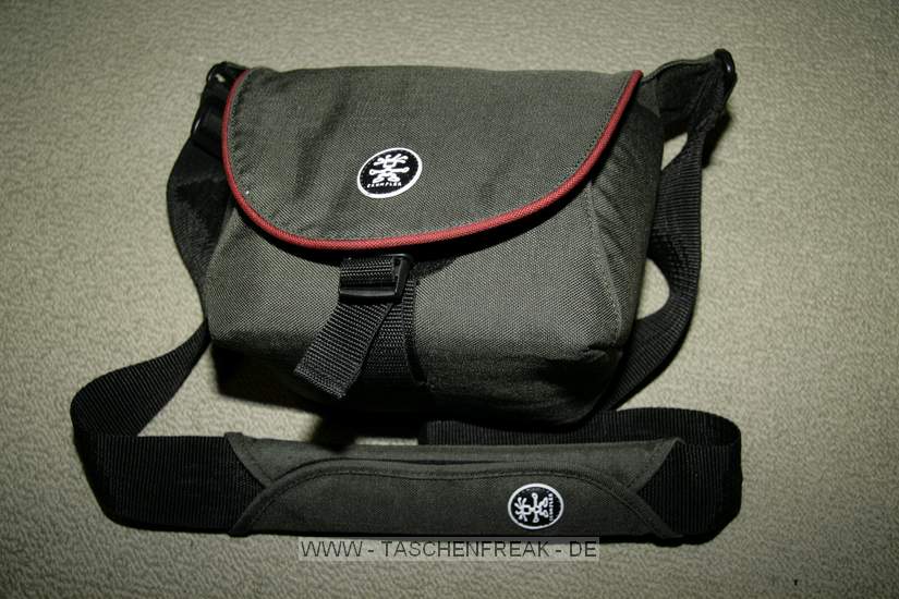 CRUMPLER BENS PIZZA L\n\nFoto von Michael Aman - VIELEN DANK\n\nKommentar des Nutzers:\n\nHallo,\n \nich wrde gerne noch einen Beitrag zur Taschenfreak-Sete leisten. Und zwar fehlt Bens Pizza in L noch ganz. Hier ist der in oliv mit einer 400D und aufgesetztem 17-85 IS und einem 430EX zuszlich mit drinne. Alternativ passt auch statt des Blitzes ein 70-300 rein.\n \nMit freundlichen Gren / Best regards \n \nMichael Aman