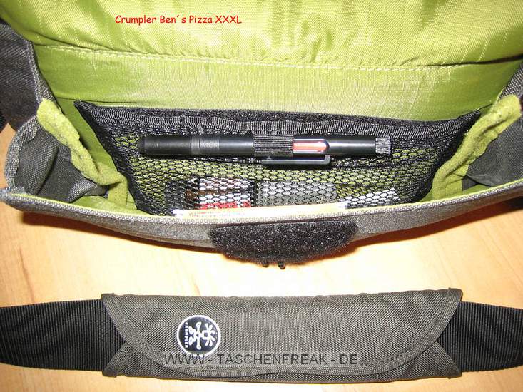 Foto von Frank Pl�chl - DANKE DAF�R!\n\nKomentar des Nutzters:\n\nWas passt ins Kamerafach rein?\n\nZum Beispiel:\n- Canon EOS 350D mit angesetztem EF 28-135mm IS USM\n- Sigma AF 10-20mm EX DC HSM\n- Canon EF 85mm\n- Canon EF 50mm\n- Metz Mecablitz 44AF-4C\n\nWas passt ins Zubeh�rfach rein?\n\nZum Beispiel:\n- Filter in Hartbox\n- Speicherkarten in Hartbox\n- Microfasert�cher\n- LensPen\n- Handy\n- mehrere Akkus\n\nPositiv:\n\n- Trendiges Design. Sieht nicht nach einer klassischen Fototasche aus. Daher d�rfte das Diebstahlrisiko geringer sein.\n- robustes, strapazierf�higes Au�enmaterial\n- weiches Innenmaterial\n- gro�es Zubeh�rfach\n- gen�gend stabile Trennw�nde zur individuellen Inneneinrichtung\n\nNegativ:\n\n- das Schulterpolster ist zu schmal und zu gering gepolstert, sofern die Tasche schwer beladen wird. Mehrst�ndiges Tragen der vollbeladenen Tasche belastet die Schulter stark. Mein Tipp: Von Crumpler gibt es als separates Zubeh�r das "Shoulder Pad" z.B. bei www.taschenkaufhaus.de f�r 14,90 Euro. \nDieses ist l�nger und breiter dimensioniert und auch weicher geplostert. Es verteilt die Last besser auf der Schulter.