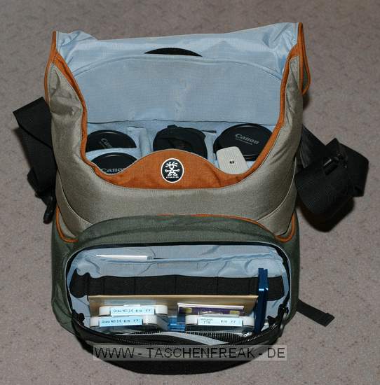 Foto von Denny Priebe - DANKE DAFR !\n\nKommentar des Nutzers:\n\nMae: oben, innen: T 16, H 15, B 31; unten innen: T 14, H 7.5, B 31.5cm.\n\nBestckung oberes Fach\n\n   links oben EF 17-40\n   links unten EF 24-70\n   Mitte 1D Mark II\n   rechts EF 2.8/70-200 (non IS), Stativschelle\n\nIn den Zwischenboden habe ich ein Loch von etwa 8cm Durchmesser geschnitten, soda das 70-200 stehend in die Tasche pat und damit in den unteren Raum ragt.\n\nBestckung unteres Fach\n\n   links 550EX\n   rechts ST-E2 (dahinter verbirgt sich das Ende des 70-200)\n   Mitte (nicht sichtbar, weil auf der Kamera) EF 1.4/50\n\nBestckung vor dem unteren Fach\n\n   ein paar Filter\n   Novoflex L-Winkel\n   A5-Graukarte\n\nIn der verschliebaren Tasche davor befindet sich ein Ersatz-NP-E3, ein Kabelauslser und der Standfu fr den Blitz.