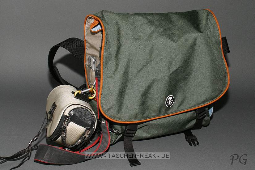 Foto von Denny Priebe - DANKE DAFR !\n\nKommentar des Nutzers:\n\nMae: oben, innen: T 16, H 15, B 31; unten innen: T 14, H 7.5, B 31.5cm.\n\nBestckung oberes Fach\n\n   links oben EF 17-40\n   links unten EF 24-70\n   Mitte 1D Mark II\n   rechts EF 2.8/70-200 (non IS), Stativschelle\n\nIn den Zwischenboden habe ich ein Loch von etwa 8cm Durchmesser geschnitten, soda das 70-200 stehend in die Tasche pat und damit in den unteren Raum ragt.\n\nBestckung unteres Fach\n\n   links 550EX\n   rechts ST-E2 (dahinter verbirgt sich das Ende des 70-200)\n   Mitte (nicht sichtbar, weil auf der Kamera) EF 1.4/50\n\nBestckung vor dem unteren Fach\n\n   ein paar Filter\n   Novoflex L-Winkel\n   A5-Graukarte\n\nIn der verschliebaren Tasche davor befindet sich ein Ersatz-NP-E3, ein Kabelauslser und der Standfu fr den Blitz.