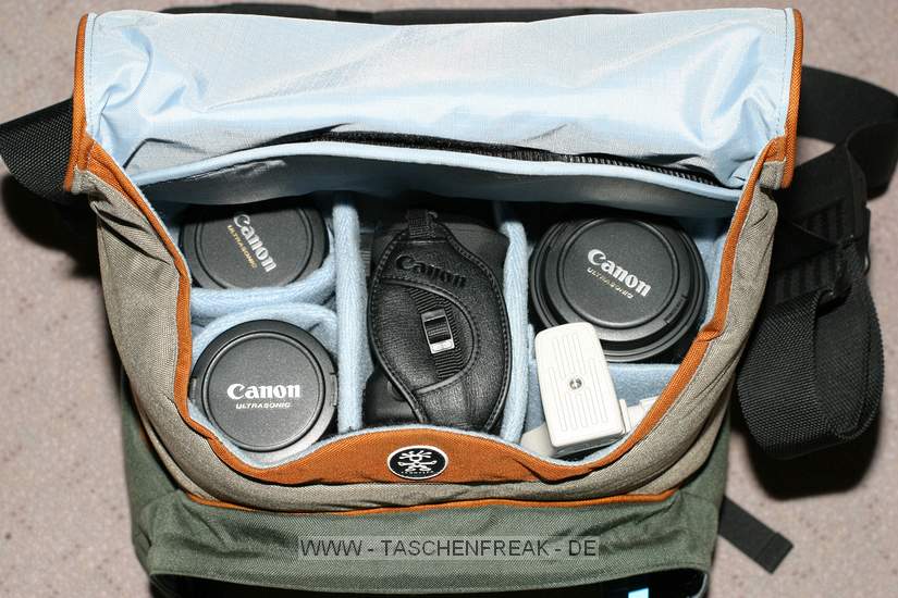 Foto von Denny Priebe - DANKE DAFÜR !\n\nKommentar des Nutzers:\n\nMaße: oben, innen: T 16, H 15, B 31; unten innen: T 14, H 7.5, B 31.5cm.\n\nBestückung oberes Fach\n\n   links oben EF 17-40\n   links unten EF 24-70\n   Mitte 1D Mark II\n   rechts EF 2.8/70-200 (non IS), Stativschelle\n\nIn den Zwischenboden habe ich ein Loch von etwa 8cm Durchmesser geschnitten, sodaß das 70-200 stehend in die Tasche paßt und damit in den unteren Raum ragt.\n\nBestückung unteres Fach\n\n   links 550EX\n   rechts ST-E2 (dahinter verbirgt sich das Ende des 70-200)\n   Mitte (nicht sichtbar, weil auf der Kamera) EF 1.4/50\n\nBestückung vor dem unteren Fach\n\n   ein paar Filter\n   Novoflex L-Winkel\n   A5-Graukarte\n\nIn der verschließbaren Tasche davor befindet sich ein Ersatz-NP-E3, ein Kabelauslöser und der Standfuß für den Blitz.