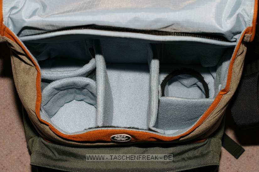 Foto von Denny Priebe - DANKE DAFR !\n\nKommentar des Nutzers:\n\nMae: oben, innen: T 16, H 15, B 31; unten innen: T 14, H 7.5, B 31.5cm.\n\nBestckung oberes Fach\n\n   links oben EF 17-40\n   links unten EF 24-70\n   Mitte 1D Mark II\n   rechts EF 2.8/70-200 (non IS), Stativschelle\n\nIn den Zwischenboden habe ich ein Loch von etwa 8cm Durchmesser geschnitten, soda das 70-200 stehend in die Tasche pat und damit in den unteren Raum ragt.\n\nBestckung unteres Fach\n\n   links 550EX\n   rechts ST-E2 (dahinter verbirgt sich das Ende des 70-200)\n   Mitte (nicht sichtbar, weil auf der Kamera) EF 1.4/50\n\nBestckung vor dem unteren Fach\n\n   ein paar Filter\n   Novoflex L-Winkel\n   A5-Graukarte\n\nIn der verschliebaren Tasche davor befindet sich ein Ersatz-NP-E3, ein Kabelauslser und der Standfu fr den Blitz.