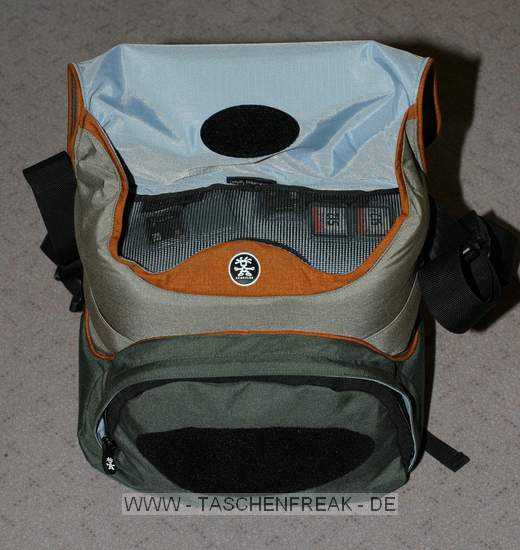 Foto von Denny Priebe - DANKE DAFR !\n\nKommentar des Nutzers:\n\nMae: oben, innen: T 16, H 15, B 31; unten innen: T 14, H 7.5, B 31.5cm.\n\nBestckung oberes Fach\n\n   links oben EF 17-40\n   links unten EF 24-70\n   Mitte 1D Mark II\n   rechts EF 2.8/70-200 (non IS), Stativschelle\n\nIn den Zwischenboden habe ich ein Loch von etwa 8cm Durchmesser geschnitten, soda das 70-200 stehend in die Tasche pat und damit in den unteren Raum ragt.\n\nBestckung unteres Fach\n\n   links 550EX\n   rechts ST-E2 (dahinter verbirgt sich das Ende des 70-200)\n   Mitte (nicht sichtbar, weil auf der Kamera) EF 1.4/50\n\nBestckung vor dem unteren Fach\n\n   ein paar Filter\n   Novoflex L-Winkel\n   A5-Graukarte\n\nIn der verschliebaren Tasche davor befindet sich ein Ersatz-NP-E3, ein Kabelauslser und der Standfu fr den Blitz.