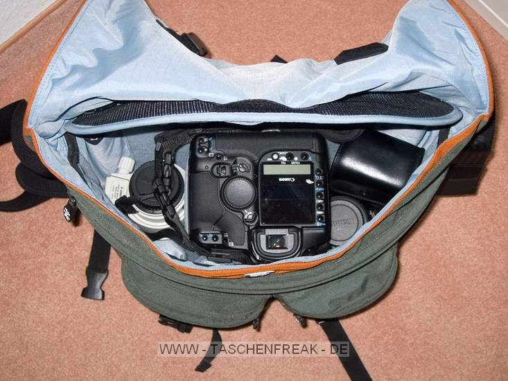 Foto von Alexander Brss - DANKE DAFR !\n\nKommentar des Nutzers:\n\n- Crumpler December Quarter (grn / orange) \n- Innenleben in 3 Kammern aufgeteilt / keine "Zwischenbden" \n\n- normale Beladung: \n1.) Canon EF 100-400 mit umgekehrter Geli (rechte Kammer) \n2.) Canon 1D Mark IIN mit Canon 24-70 2,8 mit aufgesetzter Geli (mittlere Kammer) \n3.) Canon 17-40 mit aufgesetzter Crop-Geli / 550 EX oben drauf (linke Kammer) \n4.) Objektivdekel und Speicherkarten in Deckel-Netz-Taschen \n5.) 1 x NP-E3; 1 x Klistier in rechter Fronttasche \n6.) 8 x AA Akkus fr Blitz / Sauber-Mach-Tcher in linker Fronttasche \n\n- Extrembeladung (bei mir Flug Nach Afghanistan) oder auch Kreuzbrechervariante: \n\n1.) Canon EF 100-400 mit umgekehrter Geli (rechte Kammer) \n2.) Canon 1D mit Canon 24-70 2,8 mit umgekehrter Geli (mittlere Kammer) / Netzteil und Maus fr Laptop unten in der Kammer \n3.) Canon 17-40 mit aufgesetzter Crop-Geli / 550 EX oben drauf (linke Kammer) \n4.) Apple Powerbook 12" in Laptop-Einschub im Innenraum \n5.) 20 CD-Rohlinge in Mappe auf Camera \n6.) Objektivdekel und Speicherkarten in Deckel-Netz-Taschen \n7.) Ladegert fr NP-E3 auf Netztaschen unter Deckel \n8.) 3 x NP-E3; 1 x Klistier in rechter Fronttasche \n9.) 8 x AA Akkus fr Blitz / Sauber-Mach-Tcher in linker Fronttasche \n+ \n\nPro \n- schneller Zugriff auf Objektive / Camera \n- 3 Trage-Varianten (normal rechts oder links / Quer / auf dem Rcken mit der Zusatz-Halterung) \n- zwar gro aber noch relativ unauffllig \n- Material und Schlaufen der Taschen sehr gut belastbar ( kein Abrieb etc.) \n- bei "normaler" Beladung Transport (auch lngere Strecken) problemlos \n\nContra\n\n- bei voller Beladung wird es doch sehr schwer; hier wre ein Rucksack besser \n- Netztaschen auf dem Innenraumdeckel sehr eng; knnten weiter sein \n- Fronttaschen etwas fummelig zu beladen und etwas eng; bei groen Hnden \n- keine Bodenplatte und Fe wie bei Lowepro