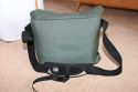 Foto von Alexander Brss - DANKE DAFR !\n\nKommentar des Nutzers:\n\n- Crumpler December Quarter (grn / orange) \n- Innenleben in 3 Kammern aufgeteilt / keine "Zwischenbden" \n\n- normale Beladung: \n1.) Canon EF 100-400 mit umgekehrter Geli (rechte Kammer) \n2.) Canon 1D Mark IIN mit Canon 24-70 2,8 mit aufgesetzter Geli (mittlere Kammer) \n3.) Canon 17-40 mit aufgesetzter Crop-Geli / 550 EX oben drauf (linke Kammer) \n4.) Objektivdekel und Speicherkarten in Deckel-Netz-Taschen \n5.) 1 x NP-E3; 1 x Klistier in rechter Fronttasche \n6.) 8 x AA Akkus fr Blitz / Sauber-Mach-Tcher in linker Fronttasche \n\n- Extrembeladung (bei mir Flug Nach Afghanistan) oder auch Kreuzbrechervariante: \n\n1.) Canon EF 100-400 mit umgekehrter Geli (rechte Kammer) \n2.) Canon 1D mit Canon 24-70 2,8 mit umgekehrter Geli (mittlere Kammer) / Netzteil und Maus fr Laptop unten in der Kammer \n3.) Canon 17-40 mit aufgesetzter Crop-Geli / 550 EX oben drauf (linke Kammer) \n4.) Apple Powerbook 12" in Laptop-Einschub im Innenraum \n5.) 20 CD-Rohlinge in Mappe auf Camera \n6.) Objektivdekel und Speicherkarten in Deckel-Netz-Taschen \n7.) Ladegert fr NP-E3 auf Netztaschen unter Deckel \n8.) 3 x NP-E3; 1 x Klistier in rechter Fronttasche \n9.) 8 x AA Akkus fr Blitz / Sauber-Mach-Tcher in linker Fronttasche \n+ \n\nPro \n- schneller Zugriff auf Objektive / Camera \n- 3 Trage-Varianten (normal rechts oder links / Quer / auf dem Rcken mit der Zusatz-Halterung) \n- zwar gro aber noch relativ unauffllig \n- Material und Schlaufen der Taschen sehr gut belastbar ( kein Abrieb etc.) \n- bei "normaler" Beladung Transport (auch lngere Strecken) problemlos \n\nContra\n\n- bei voller Beladung wird es doch sehr schwer; hier wre ein Rucksack besser \n- Netztaschen auf dem Innenraumdeckel sehr eng; knnten weiter sein \n- Fronttaschen etwas fummelig zu beladen und etwas eng; bei groen Hnden \n- keine Bodenplatte und Fe wie bei Lowepro