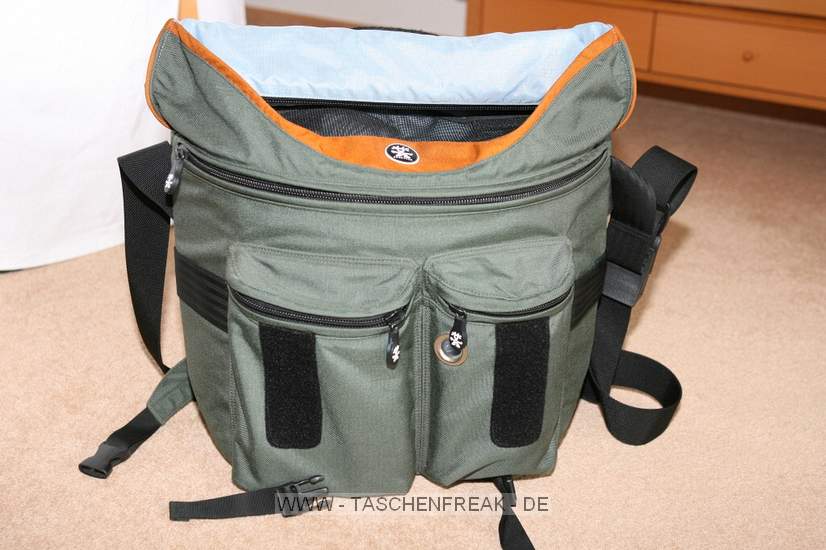 Foto von Alexander Bröss - DANKE DAFÜR !\n\nKommentar des Nutzers:\n\n- Crumpler December Quarter (grün / orange) \n- Innenleben in 3 Kammern aufgeteilt / keine "Zwischenböden" \n\n- normale Beladung: \n1.) Canon EF 100-400 mit umgekehrter Geli (rechte Kammer) \n2.) Canon 1D Mark IIN mit Canon 24-70 2,8 mit aufgesetzter Geli (mittlere Kammer) \n3.) Canon 17-40 mit aufgesetzter Crop-Geli / 550 EX oben drauf (linke Kammer) \n4.) Objektivdekel und Speicherkarten in Deckel-Netz-Taschen \n5.) 1 x NP-E3; 1 x Klistier in rechter Fronttasche \n6.) 8 x AA Akkus für Blitz / Sauber-Mach-Tücher in linker Fronttasche \n\n- Extrembeladung (bei mir Flug Nach Afghanistan) oder auch Kreuzbrechervariante: \n\n1.) Canon EF 100-400 mit umgekehrter Geli (rechte Kammer) \n2.) Canon 1D mit Canon 24-70 2,8 mit umgekehrter Geli (mittlere Kammer) / Netzteil und Maus für Laptop unten in der Kammer \n3.) Canon 17-40 mit aufgesetzter Crop-Geli / 550 EX oben drauf (linke Kammer) \n4.) Apple Powerbook 12" in Laptop-Einschub im Innenraum \n5.) 20 CD-Rohlinge in Mappe auf Camera \n6.) Objektivdekel und Speicherkarten in Deckel-Netz-Taschen \n7.) Ladegerät für NP-E3 auf Netztaschen unter Deckel \n8.) 3 x NP-E3; 1 x Klistier in rechter Fronttasche \n9.) 8 x AA Akkus für Blitz / Sauber-Mach-Tücher in linker Fronttasche \n+ \n\nPro \n- schneller Zugriff auf Objektive / Camera \n- 3 Trage-Varianten (normal rechts oder links / Quer / auf dem Rücken mit der Zusatz-Halterung) \n- zwar groß aber noch relativ unauffällig \n- Material und Schlaufen der Taschen sehr gut belastbar ( kein Abrieb etc.) \n- bei "normaler" Beladung Transport (auch längere Strecken) problemlos \n\nContra\n\n- bei voller Beladung wird es doch sehr schwer; hier wäre ein Rucksack besser \n- Netztaschen auf dem Innenraumdeckel sehr eng; könnten weiter sein \n- Fronttaschen etwas fummelig zu beladen und etwas eng; bei großen Händen \n- keine Bodenplatte und Füße wie bei Lowepro