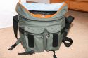Foto von Alexander Brss - DANKE DAFR !\n\nKommentar des Nutzers:\n\n- Crumpler December Quarter (grn / orange) \n- Innenleben in 3 Kammern aufgeteilt / keine "Zwischenbden" \n\n- normale Beladung: \n1.) Canon EF 100-400 mit umgekehrter Geli (rechte Kammer) \n2.) Canon 1D Mark IIN mit Canon 24-70 2,8 mit aufgesetzter Geli (mittlere Kammer) \n3.) Canon 17-40 mit aufgesetzter Crop-Geli / 550 EX oben drauf (linke Kammer) \n4.) Objektivdekel und Speicherkarten in Deckel-Netz-Taschen \n5.) 1 x NP-E3; 1 x Klistier in rechter Fronttasche \n6.) 8 x AA Akkus fr Blitz / Sauber-Mach-Tcher in linker Fronttasche \n\n- Extrembeladung (bei mir Flug Nach Afghanistan) oder auch Kreuzbrechervariante: \n\n1.) Canon EF 100-400 mit umgekehrter Geli (rechte Kammer) \n2.) Canon 1D mit Canon 24-70 2,8 mit umgekehrter Geli (mittlere Kammer) / Netzteil und Maus fr Laptop unten in der Kammer \n3.) Canon 17-40 mit aufgesetzter Crop-Geli / 550 EX oben drauf (linke Kammer) \n4.) Apple Powerbook 12" in Laptop-Einschub im Innenraum \n5.) 20 CD-Rohlinge in Mappe auf Camera \n6.) Objektivdekel und Speicherkarten in Deckel-Netz-Taschen \n7.) Ladegert fr NP-E3 auf Netztaschen unter Deckel \n8.) 3 x NP-E3; 1 x Klistier in rechter Fronttasche \n9.) 8 x AA Akkus fr Blitz / Sauber-Mach-Tcher in linker Fronttasche \n+ \n\nPro \n- schneller Zugriff auf Objektive / Camera \n- 3 Trage-Varianten (normal rechts oder links / Quer / auf dem Rcken mit der Zusatz-Halterung) \n- zwar gro aber noch relativ unauffllig \n- Material und Schlaufen der Taschen sehr gut belastbar ( kein Abrieb etc.) \n- bei "normaler" Beladung Transport (auch lngere Strecken) problemlos \n\nContra\n\n- bei voller Beladung wird es doch sehr schwer; hier wre ein Rucksack besser \n- Netztaschen auf dem Innenraumdeckel sehr eng; knnten weiter sein \n- Fronttaschen etwas fummelig zu beladen und etwas eng; bei groen Hnden \n- keine Bodenplatte und Fe wie bei Lowepro
