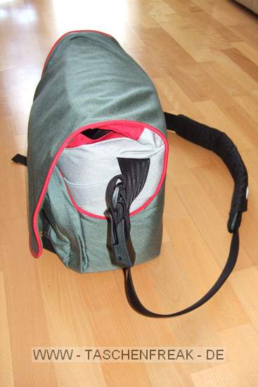 Crumpler GeekStar\n\nFoto von Jörg Langer\n\nKommentar des Nutzers:\n\nEine Praktische Tasche von Crumpler. Durch das Klappbare Bodenfach kann eine lange Linse nach unten durchgeschoben werden.\n\nIn die hier gezeigte Taschen passen rein:\nCanon 5D mit RRS L-Winkel\nCanon 24-70 2.8 L mit Geli umgedreht\nCanon 28-300 L IS\nCanon 85 1.8 mit Geli umgedreht\nSigma 12-24 EX\nCanon 580EX\nWinkelsucher C\nStofen Bouncer\nAkkus für Blitz & Cam\nStifte, Reinigungsmaterial, Digi Lens Pen\nNovoflex Makroschlitten\nPolfilter\nRemote-Timer-Fernbedienung\nTaschentücher\n\nNachteile unserer Meinung nach:\nLauter Klettverschluss (in Kirchen oder in der Natur z.T. störend laut)\nKein Handgriff - nur Umhängegurt\n\nAnsonsten Top Verarbeitung und sehr stabil und gut aussehend.