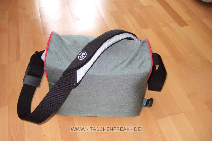 Crumpler GeekStar\n\nFoto von Jrg Langer\n\nKommentar des Nutzers:\n\nEine Praktische Tasche von Crumpler. Durch das Klappbare Bodenfach kann eine lange Linse nach unten durchgeschoben werden.\n\nIn die hier gezeigte Taschen passen rein:\nCanon 5D mit RRS L-Winkel\nCanon 24-70 2.8 L mit Geli umgedreht\nCanon 28-300 L IS\nCanon 85 1.8 mit Geli umgedreht\nSigma 12-24 EX\nCanon 580EX\nWinkelsucher C\nStofen Bouncer\nAkkus fr Blitz & Cam\nStifte, Reinigungsmaterial, Digi Lens Pen\nNovoflex Makroschlitten\nPolfilter\nRemote-Timer-Fernbedienung\nTaschentcher\n\nNachteile unserer Meinung nach:\nLauter Klettverschluss (in Kirchen oder in der Natur z.T. strend laut)\nKein Handgriff - nur Umhngegurt\n\nAnsonsten Top Verarbeitung und sehr stabil und gut aussehend.