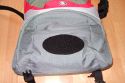 Crumpler GeekStar\n\nFoto von Jrg Langer\n\nKommentar des Nutzers:\n\nEine Praktische Tasche von Crumpler. Durch das Klappbare Bodenfach kann eine lange Linse nach unten durchgeschoben werden.\n\nIn die hier gezeigte Taschen passen rein:\nCanon 5D mit RRS L-Winkel\nCanon 24-70 2.8 L mit Geli umgedreht\nCanon 28-300 L IS\nCanon 85 1.8 mit Geli umgedreht\nSigma 12-24 EX\nCanon 580EX\nWinkelsucher C\nStofen Bouncer\nAkkus fr Blitz & Cam\nStifte, Reinigungsmaterial, Digi Lens Pen\nNovoflex Makroschlitten\nPolfilter\nRemote-Timer-Fernbedienung\nTaschentcher\n\nNachteile unserer Meinung nach:\nLauter Klettverschluss (in Kirchen oder in der Natur z.T. strend laut)\nKein Handgriff - nur Umhngegurt\n\nAnsonsten Top Verarbeitung und sehr stabil und gut aussehend.