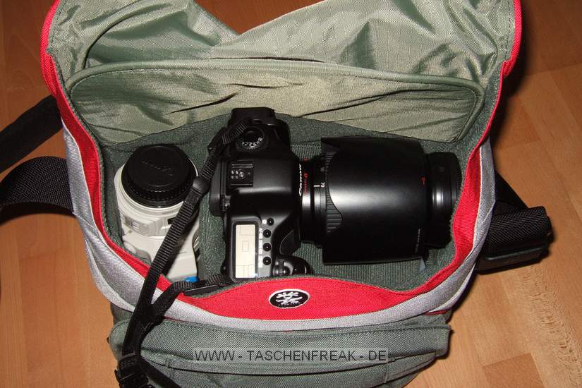 Crumpler GeekStar\n\nFoto von Jrg Langer\n\nKommentar des Nutzers:\n\nEine Praktische Tasche von Crumpler. Durch das Klappbare Bodenfach kann eine lange Linse nach unten durchgeschoben werden.\n\nIn die hier gezeigte Taschen passen rein:\nCanon 5D mit RRS L-Winkel\nCanon 24-70 2.8 L mit Geli umgedreht\nCanon 28-300 L IS\nCanon 85 1.8 mit Geli umgedreht\nSigma 12-24 EX\nCanon 580EX\nWinkelsucher C\nStofen Bouncer\nAkkus fr Blitz & Cam\nStifte, Reinigungsmaterial, Digi Lens Pen\nNovoflex Makroschlitten\nPolfilter\nRemote-Timer-Fernbedienung\nTaschentcher\n\nNachteile unserer Meinung nach:\nLauter Klettverschluss (in Kirchen oder in der Natur z.T. strend laut)\nKein Handgriff - nur Umhngegurt\n\nAnsonsten Top Verarbeitung und sehr stabil und gut aussehend.