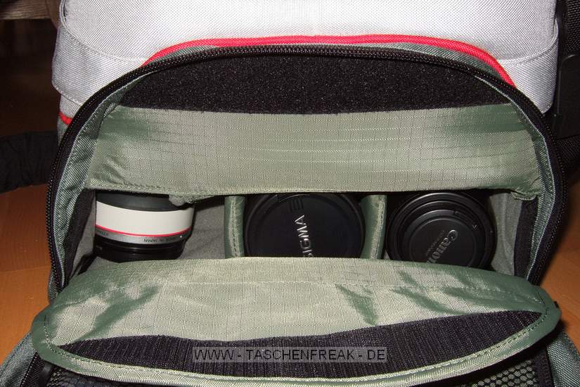 Crumpler GeekStar\n\nFoto von Jrg Langer\n\nKommentar des Nutzers:\n\nEine Praktische Tasche von Crumpler. Durch das Klappbare Bodenfach kann eine lange Linse nach unten durchgeschoben werden.\n\nIn die hier gezeigte Taschen passen rein:\nCanon 5D mit RRS L-Winkel\nCanon 24-70 2.8 L mit Geli umgedreht\nCanon 28-300 L IS\nCanon 85 1.8 mit Geli umgedreht\nSigma 12-24 EX\nCanon 580EX\nWinkelsucher C\nStofen Bouncer\nAkkus fr Blitz & Cam\nStifte, Reinigungsmaterial, Digi Lens Pen\nNovoflex Makroschlitten\nPolfilter\nRemote-Timer-Fernbedienung\nTaschentcher\n\nNachteile unserer Meinung nach:\nLauter Klettverschluss (in Kirchen oder in der Natur z.T. strend laut)\nKein Handgriff - nur Umhngegurt\n\nAnsonsten Top Verarbeitung und sehr stabil und gut aussehend.
