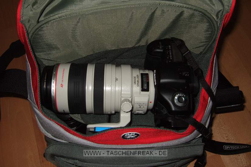 Crumpler GeekStar\n\nFoto von Jrg Langer\n\nKommentar des Nutzers:\n\nEine Praktische Tasche von Crumpler. Durch das Klappbare Bodenfach kann eine lange Linse nach unten durchgeschoben werden.\n\nIn die hier gezeigte Taschen passen rein:\nCanon 5D mit RRS L-Winkel\nCanon 24-70 2.8 L mit Geli umgedreht\nCanon 28-300 L IS\nCanon 85 1.8 mit Geli umgedreht\nSigma 12-24 EX\nCanon 580EX\nWinkelsucher C\nStofen Bouncer\nAkkus fr Blitz & Cam\nStifte, Reinigungsmaterial, Digi Lens Pen\nNovoflex Makroschlitten\nPolfilter\nRemote-Timer-Fernbedienung\nTaschentcher\n\nNachteile unserer Meinung nach:\nLauter Klettverschluss (in Kirchen oder in der Natur z.T. strend laut)\nKein Handgriff - nur Umhngegurt\n\nAnsonsten Top Verarbeitung und sehr stabil und gut aussehend.
