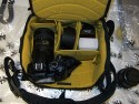 CRUMPLER GIGOLO 5500\n\nFoto und Kommentar von Frank Menzel - VIELEN DANK!\n\nKommentar des Nutzers:\n\nWie so oft bei Crumpler, muss man diese Taschen immer grer kaufen als eigentlich ntig, da der Innenraum trotz der stattlichen Aussenabmessungen eher klein ausfllt. Die 5500er macht da keine Ausnahme. Ins Hauptfach passt gerade mal eine Nikon D5000 mit Handschlaufe und angesetztem 18-200 VR, die dazugehrige Gegenlichtblende sowie ein SB-600 Blitz (angewinkelt) hinein. Mehr nicht, abgesehen von wirklichem Kleinkram wie z.B. einem Zweitakku oder zustzlichen Speicherkarten. Das originale Ladegert und eine kleine Festbrennweite wie das 35mm, f1,8 mssen zu Hause bleiben.... fr eine Panasonic GH-1 mit Zubehr wahrscheinlich genau die richtige Tasche aber eben nicht fr eine kleine DSLR mit Zoomobjektiv und Blitz. \n\nAnsonsten hat die Tasche eine tolle Optik und macht einen robusten Eindruck, die Reiverschlsse sind massiv und gleiten hervorragend. Das Konzept mit dem doppelten Deckel ist an sich gut durchdacht. Die Tasche erinnert mich an einen Schildkrtenpanzer und wirkt auch so stabil. \n\nEinzig die Innenteiler zeigen sich etwas unflexibel, da nur ein groer Innenteiler und zwei ganz Kleine beiliegen. Der groe Innenteiler ist ist nicht teilbar und so geformt, dass sich im Prinzip nur eine einzige Aufteilungsmglichkeit mit 3 Kammern ergibt und sich die zwei kleineren Innenteiler eigentlich nur zum Unterteilen der ohnehin schon zu kleinen Kammern verwenden lassen. Im Prinzip knnte der groe Innenteiler auch gleich fest vernht sein, da man ihn nicht varieren kann. Bei dem stattlichen Preis von rund 100,-- Euro fr mich unzureichend. \n\nIch habe die Tasche wegen des kleinen Innenraums und dem unflexiblen Innenteilers nicht behalten.