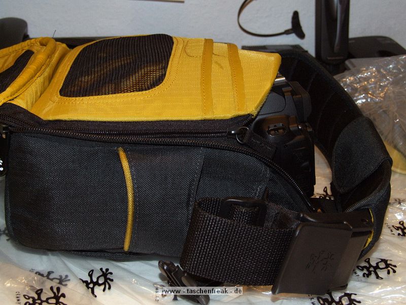 CRUMPLER GIGOLO 5500\n\nFoto und Kommentar von Frank Menzel - VIELEN DANK!\n\nKommentar des Nutzers:\n\nWie so oft bei Crumpler, muss man diese Taschen immer größer kaufen als eigentlich nötig, da der Innenraum trotz der stattlichen Aussenabmessungen eher klein ausfällt. Die 5500er macht da keine Ausnahme. Ins Hauptfach passt gerade mal eine Nikon D5000 mit Handschlaufe und angesetztem 18-200 VR, die dazugehörige Gegenlichtblende sowie ein SB-600 Blitz (angewinkelt) hinein. Mehr nicht, abgesehen von wirklichem Kleinkram wie z.B. einem Zweitakku oder zusätzlichen Speicherkarten. Das originale Ladegerät und eine kleine Festbrennweite wie das 35mm, f1,8 müssen zu Hause bleiben.... für eine Panasonic GH-1 mit Zubehör wahrscheinlich genau die richtige Tasche aber eben nicht für eine kleine DSLR mit Zoomobjektiv und Blitz. \n\nAnsonsten hat die Tasche eine tolle Optik und macht einen robusten Eindruck, die Reißverschlüsse sind massiv und gleiten hervorragend. Das Konzept mit dem doppelten Deckel ist an sich gut durchdacht. Die Tasche erinnert mich an einen Schildkrötenpanzer und wirkt auch so stabil. \n\nEinzig die Innenteiler zeigen sich etwas unflexibel, da nur ein großer Innenteiler und zwei ganz Kleine beiliegen. Der große Innenteiler ist ist nicht teilbar und so geformt, dass sich im Prinzip nur eine einzige Aufteilungsmöglichkeit mit 3 Kammern ergibt und sich die zwei kleineren Innenteiler eigentlich nur zum Unterteilen der ohnehin schon zu kleinen Kammern verwenden lassen. Im Prinzip könnte der große Innenteiler auch gleich fest vernäht sein, da man ihn nicht varieren kann. Bei dem stattlichen Preis von rund 100,-- Euro für mich unzureichend. \n\nIch habe die Tasche wegen des kleinen Innenraums und dem unflexiblen Innenteilers nicht behalten.