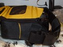 CRUMPLER GIGOLO 5500\n\nFoto und Kommentar von Frank Menzel - VIELEN DANK!\n\nKommentar des Nutzers:\n\nWie so oft bei Crumpler, muss man diese Taschen immer grer kaufen als eigentlich ntig, da der Innenraum trotz der stattlichen Aussenabmessungen eher klein ausfllt. Die 5500er macht da keine Ausnahme. Ins Hauptfach passt gerade mal eine Nikon D5000 mit Handschlaufe und angesetztem 18-200 VR, die dazugehrige Gegenlichtblende sowie ein SB-600 Blitz (angewinkelt) hinein. Mehr nicht, abgesehen von wirklichem Kleinkram wie z.B. einem Zweitakku oder zustzlichen Speicherkarten. Das originale Ladegert und eine kleine Festbrennweite wie das 35mm, f1,8 mssen zu Hause bleiben.... fr eine Panasonic GH-1 mit Zubehr wahrscheinlich genau die richtige Tasche aber eben nicht fr eine kleine DSLR mit Zoomobjektiv und Blitz. \n\nAnsonsten hat die Tasche eine tolle Optik und macht einen robusten Eindruck, die Reiverschlsse sind massiv und gleiten hervorragend. Das Konzept mit dem doppelten Deckel ist an sich gut durchdacht. Die Tasche erinnert mich an einen Schildkrtenpanzer und wirkt auch so stabil. \n\nEinzig die Innenteiler zeigen sich etwas unflexibel, da nur ein groer Innenteiler und zwei ganz Kleine beiliegen. Der groe Innenteiler ist ist nicht teilbar und so geformt, dass sich im Prinzip nur eine einzige Aufteilungsmglichkeit mit 3 Kammern ergibt und sich die zwei kleineren Innenteiler eigentlich nur zum Unterteilen der ohnehin schon zu kleinen Kammern verwenden lassen. Im Prinzip knnte der groe Innenteiler auch gleich fest vernht sein, da man ihn nicht varieren kann. Bei dem stattlichen Preis von rund 100,-- Euro fr mich unzureichend. \n\nIch habe die Tasche wegen des kleinen Innenraums und dem unflexiblen Innenteilers nicht behalten.