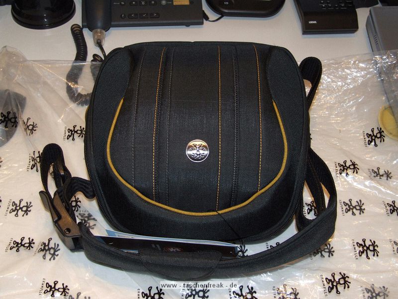 CRUMPLER GIGOLO 5500\n\nFoto und Kommentar von Frank Menzel - VIELEN DANK!\n\nKommentar des Nutzers:\n\nWie so oft bei Crumpler, muss man diese Taschen immer größer kaufen als eigentlich nötig, da der Innenraum trotz der stattlichen Aussenabmessungen eher klein ausfällt. Die 5500er macht da keine Ausnahme. Ins Hauptfach passt gerade mal eine Nikon D5000 mit Handschlaufe und angesetztem 18-200 VR, die dazugehörige Gegenlichtblende sowie ein SB-600 Blitz (angewinkelt) hinein. Mehr nicht, abgesehen von wirklichem Kleinkram wie z.B. einem Zweitakku oder zusätzlichen Speicherkarten. Das originale Ladegerät und eine kleine Festbrennweite wie das 35mm, f1,8 müssen zu Hause bleiben.... für eine Panasonic GH-1 mit Zubehör wahrscheinlich genau die richtige Tasche aber eben nicht für eine kleine DSLR mit Zoomobjektiv und Blitz. \n\nAnsonsten hat die Tasche eine tolle Optik und macht einen robusten Eindruck, die Reißverschlüsse sind massiv und gleiten hervorragend. Das Konzept mit dem doppelten Deckel ist an sich gut durchdacht. Die Tasche erinnert mich an einen Schildkrötenpanzer und wirkt auch so stabil. \n\nEinzig die Innenteiler zeigen sich etwas unflexibel, da nur ein großer Innenteiler und zwei ganz Kleine beiliegen. Der große Innenteiler ist ist nicht teilbar und so geformt, dass sich im Prinzip nur eine einzige Aufteilungsmöglichkeit mit 3 Kammern ergibt und sich die zwei kleineren Innenteiler eigentlich nur zum Unterteilen der ohnehin schon zu kleinen Kammern verwenden lassen. Im Prinzip könnte der große Innenteiler auch gleich fest vernäht sein, da man ihn nicht varieren kann. Bei dem stattlichen Preis von rund 100,-- Euro für mich unzureichend. \n\nIch habe die Tasche wegen des kleinen Innenraums und dem unflexiblen Innenteilers nicht behalten.