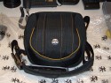 CRUMPLER GIGOLO 5500\n\nFoto und Kommentar von Frank Menzel - VIELEN DANK!\n\nKommentar des Nutzers:\n\nWie so oft bei Crumpler, muss man diese Taschen immer grer kaufen als eigentlich ntig, da der Innenraum trotz der stattlichen Aussenabmessungen eher klein ausfllt. Die 5500er macht da keine Ausnahme. Ins Hauptfach passt gerade mal eine Nikon D5000 mit Handschlaufe und angesetztem 18-200 VR, die dazugehrige Gegenlichtblende sowie ein SB-600 Blitz (angewinkelt) hinein. Mehr nicht, abgesehen von wirklichem Kleinkram wie z.B. einem Zweitakku oder zustzlichen Speicherkarten. Das originale Ladegert und eine kleine Festbrennweite wie das 35mm, f1,8 mssen zu Hause bleiben.... fr eine Panasonic GH-1 mit Zubehr wahrscheinlich genau die richtige Tasche aber eben nicht fr eine kleine DSLR mit Zoomobjektiv und Blitz. \n\nAnsonsten hat die Tasche eine tolle Optik und macht einen robusten Eindruck, die Reiverschlsse sind massiv und gleiten hervorragend. Das Konzept mit dem doppelten Deckel ist an sich gut durchdacht. Die Tasche erinnert mich an einen Schildkrtenpanzer und wirkt auch so stabil. \n\nEinzig die Innenteiler zeigen sich etwas unflexibel, da nur ein groer Innenteiler und zwei ganz Kleine beiliegen. Der groe Innenteiler ist ist nicht teilbar und so geformt, dass sich im Prinzip nur eine einzige Aufteilungsmglichkeit mit 3 Kammern ergibt und sich die zwei kleineren Innenteiler eigentlich nur zum Unterteilen der ohnehin schon zu kleinen Kammern verwenden lassen. Im Prinzip knnte der groe Innenteiler auch gleich fest vernht sein, da man ihn nicht varieren kann. Bei dem stattlichen Preis von rund 100,-- Euro fr mich unzureichend. \n\nIch habe die Tasche wegen des kleinen Innenraums und dem unflexiblen Innenteilers nicht behalten.