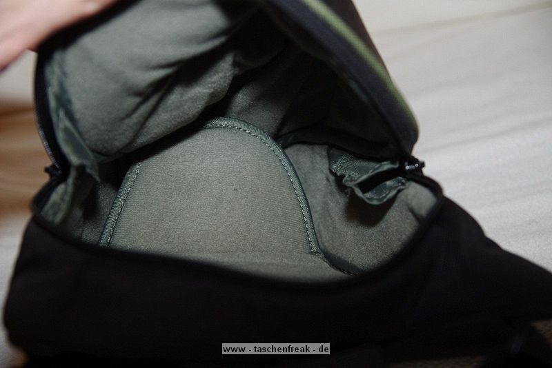 CRUMPLER JIMMY BO 400\n\nFoto und Text von Michele - VIELEN DANK!\n\nKommentar:\n\nHallo!\nIch wrde auch gerne mitmachen und gemerkt, dass diese Tasche noch fehlt. \nReinpassen tut meine Pentax K-x mitsamt Tamron 17-50 und Pentax 50 1,4, also eine kleine Festbrennweite und dann noch Akkus sowie Speicherkarten.\nDie K-x samt 70-300 wrde ebenfalls reinpassen.\nDie Festbrennweite lsst sich mit einer kleinen Lasche vom Rest der Tasche abgrenzen, sodass sie nicht zusammenstt mit der Kamera.\nDie Qualitt ist Crumpler typisch sehr gut.\nAb dem 400er Modell sind auch noch 2 weitere Laschen an dem unteren Teil der Tasche zufinden, um sich die Tasche am Bein festzumachen.\nSie lsst sich bequem um die Schulter oder an der Hfte/Bein tragen.\nGre, Michele