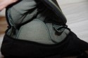 CRUMPLER JIMMY BO 400\n\nFoto und Text von Michele - VIELEN DANK!\n\nKommentar:\n\nHallo!\nIch wrde auch gerne mitmachen und gemerkt, dass diese Tasche noch fehlt. \nReinpassen tut meine Pentax K-x mitsamt Tamron 17-50 und Pentax 50 1,4, also eine kleine Festbrennweite und dann noch Akkus sowie Speicherkarten.\nDie K-x samt 70-300 wrde ebenfalls reinpassen.\nDie Festbrennweite lsst sich mit einer kleinen Lasche vom Rest der Tasche abgrenzen, sodass sie nicht zusammenstt mit der Kamera.\nDie Qualitt ist Crumpler typisch sehr gut.\nAb dem 400er Modell sind auch noch 2 weitere Laschen an dem unteren Teil der Tasche zufinden, um sich die Tasche am Bein festzumachen.\nSie lsst sich bequem um die Schulter oder an der Hfte/Bein tragen.\nGre, Michele