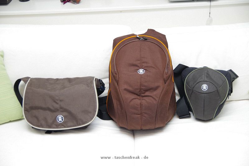 CRUMPLER JIMMY BO 400\n\nFoto und Text von Michele - VIELEN DANK!\n\nKommentar:\n\nHallo!\nIch wrde auch gerne mitmachen und gemerkt, dass diese Tasche noch fehlt. \nReinpassen tut meine Pentax K-x mitsamt Tamron 17-50 und Pentax 50 1,4, also eine kleine Festbrennweite und dann noch Akkus sowie Speicherkarten.\nDie K-x samt 70-300 wrde ebenfalls reinpassen.\nDie Festbrennweite lsst sich mit einer kleinen Lasche vom Rest der Tasche abgrenzen, sodass sie nicht zusammenstt mit der Kamera.\nDie Qualitt ist Crumpler typisch sehr gut.\nAb dem 400er Modell sind auch noch 2 weitere Laschen an dem unteren Teil der Tasche zufinden, um sich die Tasche am Bein festzumachen.\nSie lsst sich bequem um die Schulter oder an der Hfte/Bein tragen.\nGre, Michele