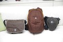 CRUMPLER JIMMY BO 400\n\nFoto und Text von Michele - VIELEN DANK!\n\nKommentar:\n\nHallo!\nIch wrde auch gerne mitmachen und gemerkt, dass diese Tasche noch fehlt. \nReinpassen tut meine Pentax K-x mitsamt Tamron 17-50 und Pentax 50 1,4, also eine kleine Festbrennweite und dann noch Akkus sowie Speicherkarten.\nDie K-x samt 70-300 wrde ebenfalls reinpassen.\nDie Festbrennweite lsst sich mit einer kleinen Lasche vom Rest der Tasche abgrenzen, sodass sie nicht zusammenstt mit der Kamera.\nDie Qualitt ist Crumpler typisch sehr gut.\nAb dem 400er Modell sind auch noch 2 weitere Laschen an dem unteren Teil der Tasche zufinden, um sich die Tasche am Bein festzumachen.\nSie lsst sich bequem um die Schulter oder an der Hfte/Bein tragen.\nGre, Michele