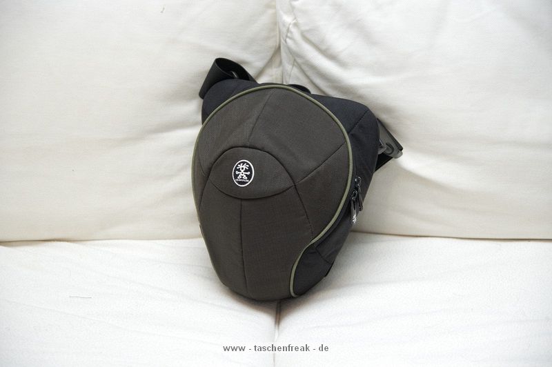 CRUMPLER JIMMY BO 400\n\nFoto und Text von Michele - VIELEN DANK!\n\nKommentar:\n\nHallo!\nIch wrde auch gerne mitmachen und gemerkt, dass diese Tasche noch fehlt. \nReinpassen tut meine Pentax K-x mitsamt Tamron 17-50 und Pentax 50 1,4, also eine kleine Festbrennweite und dann noch Akkus sowie Speicherkarten.\nDie K-x samt 70-300 wrde ebenfalls reinpassen.\nDie Festbrennweite lsst sich mit einer kleinen Lasche vom Rest der Tasche abgrenzen, sodass sie nicht zusammenstt mit der Kamera.\nDie Qualitt ist Crumpler typisch sehr gut.\nAb dem 400er Modell sind auch noch 2 weitere Laschen an dem unteren Teil der Tasche zufinden, um sich die Tasche am Bein festzumachen.\nSie lsst sich bequem um die Schulter oder an der Hfte/Bein tragen.\nGre, Michele