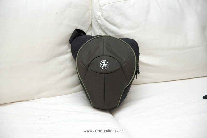 CRUMPLER JIMMY BO 400\n\nFoto und Text von Michele - VIELEN DANK!\n\nKommentar:\n\nHallo!\nIch wrde auch gerne mitmachen und gemerkt, dass diese Tasche noch fehlt. \nReinpassen tut meine Pentax K-x mitsamt Tamron 17-50 und Pentax 50 1,4, also eine kleine Festbrennweite und dann noch Akkus sowie Speicherkarten.\nDie K-x samt 70-300 wrde ebenfalls reinpassen.\nDie Festbrennweite lsst sich mit einer kleinen Lasche vom Rest der Tasche abgrenzen, sodass sie nicht zusammenstt mit der Kamera.\nDie Qualitt ist Crumpler typisch sehr gut.\nAb dem 400er Modell sind auch noch 2 weitere Laschen an dem unteren Teil der Tasche zufinden, um sich die Tasche am Bein festzumachen.\nSie lsst sich bequem um die Schulter oder an der Hfte/Bein tragen.\nGre, Michele