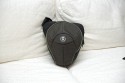 CRUMPLER JIMMY BO 400\n\nFoto und Text von Michele - VIELEN DANK!\n\nKommentar:\n\nHallo!\nIch wrde auch gerne mitmachen und gemerkt, dass diese Tasche noch fehlt. \nReinpassen tut meine Pentax K-x mitsamt Tamron 17-50 und Pentax 50 1,4, also eine kleine Festbrennweite und dann noch Akkus sowie Speicherkarten.\nDie K-x samt 70-300 wrde ebenfalls reinpassen.\nDie Festbrennweite lsst sich mit einer kleinen Lasche vom Rest der Tasche abgrenzen, sodass sie nicht zusammenstt mit der Kamera.\nDie Qualitt ist Crumpler typisch sehr gut.\nAb dem 400er Modell sind auch noch 2 weitere Laschen an dem unteren Teil der Tasche zufinden, um sich die Tasche am Bein festzumachen.\nSie lsst sich bequem um die Schulter oder an der Hfte/Bein tragen.\nGre, Michele