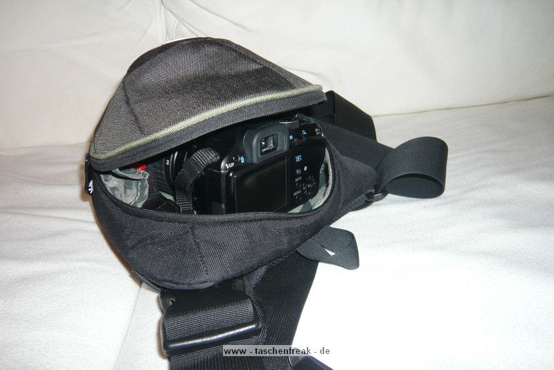 CRUMPLER JIMMY BO 400\n\nFoto und Text von Michele - VIELEN DANK!\n\nKommentar:\n\nHallo!\nIch wrde auch gerne mitmachen und gemerkt, dass diese Tasche noch fehlt. \nReinpassen tut meine Pentax K-x mitsamt Tamron 17-50 und Pentax 50 1,4, also eine kleine Festbrennweite und dann noch Akkus sowie Speicherkarten.\nDie K-x samt 70-300 wrde ebenfalls reinpassen.\nDie Festbrennweite lsst sich mit einer kleinen Lasche vom Rest der Tasche abgrenzen, sodass sie nicht zusammenstt mit der Kamera.\nDie Qualitt ist Crumpler typisch sehr gut.\nAb dem 400er Modell sind auch noch 2 weitere Laschen an dem unteren Teil der Tasche zufinden, um sich die Tasche am Bein festzumachen.\nSie lsst sich bequem um die Schulter oder an der Hfte/Bein tragen.\nGre, Michele