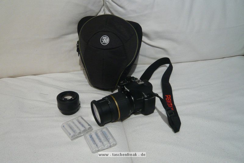 CRUMPLER JIMMY BO 400\n\nFoto und Text von Michele - VIELEN DANK!\n\nKommentar:\n\nHallo!\nIch wrde auch gerne mitmachen und gemerkt, dass diese Tasche noch fehlt. \nReinpassen tut meine Pentax K-x mitsamt Tamron 17-50 und Pentax 50 1,4, also eine kleine Festbrennweite und dann noch Akkus sowie Speicherkarten.\nDie K-x samt 70-300 wrde ebenfalls reinpassen.\nDie Festbrennweite lsst sich mit einer kleinen Lasche vom Rest der Tasche abgrenzen, sodass sie nicht zusammenstt mit der Kamera.\nDie Qualitt ist Crumpler typisch sehr gut.\nAb dem 400er Modell sind auch noch 2 weitere Laschen an dem unteren Teil der Tasche zufinden, um sich die Tasche am Bein festzumachen.\nSie lsst sich bequem um die Schulter oder an der Hfte/Bein tragen.\nGre, Michele