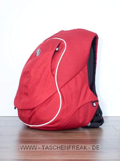 CRUMPLER MATCH MAKER M\n\nFoto und Text von GM - VIELEN DANK!\n\nKommentar des Nutzers:\n\nIn Sachen Haptik, Qualität und Erscheinung einer der schönsten Rucksäcke. Leider setzt sich diese Souveränität nicht im verwinkelten Innenraum fort, der nur kleinen Ausrüstungen Platz bietet. Zum\nVergleich: Der Tamrac Adventure 9 nimmt in seinem Kamerafach die gleiche Menge an Ausrüstung auf, wie der Crumpler im gesamten Rucksack ;-) Eine lineare Inneneinteilung, wie bei vergleichbaren Crumpler-Rucksäcke früher, würde mehr Effizienz mit sich bringen. Ein weiterer Nachteil: Der Rucksack wird im oberen Bereich so flach, dass ein DSLR ohne angesetzten Batteriegriff schon zu hoch ist und nur im unteren Bereich transportiert werden kann.