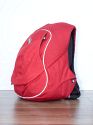 CRUMPLER MATCH MAKER M\n\nFoto und Text von GM - VIELEN DANK!\n\nKommentar des Nutzers:\n\nIn Sachen Haptik, Qualitt und Erscheinung einer der schnsten Ruckscke. Leider setzt sich diese Souvernitt nicht im verwinkelten Innenraum fort, der nur kleinen Ausrstungen Platz bietet. Zum\nVergleich: Der Tamrac Adventure 9 nimmt in seinem Kamerafach die gleiche Menge an Ausrstung auf, wie der Crumpler im gesamten Rucksack ;-) Eine lineare Inneneinteilung, wie bei vergleichbaren Crumpler-Ruckscke frher, wrde mehr Effizienz mit sich bringen. Ein weiterer Nachteil: Der Rucksack wird im oberen Bereich so flach, dass ein DSLR ohne angesetzten Batteriegriff schon zu hoch ist und nur im unteren Bereich transportiert werden kann.