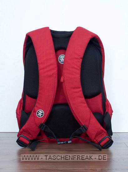 CRUMPLER MATCH MAKER M\n\nFoto und Text von GM - VIELEN DANK!\n\nKommentar des Nutzers:\n\nIn Sachen Haptik, Qualitt und Erscheinung einer der schnsten Ruckscke. Leider setzt sich diese Souvernitt nicht im verwinkelten Innenraum fort, der nur kleinen Ausrstungen Platz bietet. Zum\nVergleich: Der Tamrac Adventure 9 nimmt in seinem Kamerafach die gleiche Menge an Ausrstung auf, wie der Crumpler im gesamten Rucksack ;-) Eine lineare Inneneinteilung, wie bei vergleichbaren Crumpler-Ruckscke frher, wrde mehr Effizienz mit sich bringen. Ein weiterer Nachteil: Der Rucksack wird im oberen Bereich so flach, dass ein DSLR ohne angesetzten Batteriegriff schon zu hoch ist und nur im unteren Bereich transportiert werden kann.