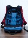CRUMPLER MATCH MAKER M\n\nFoto und Text von GM - VIELEN DANK!\n\nKommentar des Nutzers:\n\nIn Sachen Haptik, Qualitt und Erscheinung einer der schnsten Ruckscke. Leider setzt sich diese Souvernitt nicht im verwinkelten Innenraum fort, der nur kleinen Ausrstungen Platz bietet. Zum\nVergleich: Der Tamrac Adventure 9 nimmt in seinem Kamerafach die gleiche Menge an Ausrstung auf, wie der Crumpler im gesamten Rucksack ;-) Eine lineare Inneneinteilung, wie bei vergleichbaren Crumpler-Ruckscke frher, wrde mehr Effizienz mit sich bringen. Ein weiterer Nachteil: Der Rucksack wird im oberen Bereich so flach, dass ein DSLR ohne angesetzten Batteriegriff schon zu hoch ist und nur im unteren Bereich transportiert werden kann.