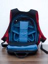 CRUMPLER MATCH MAKER M\n\nFoto und Text von GM - VIELEN DANK!\n\nKommentar des Nutzers:\n\nIn Sachen Haptik, Qualitt und Erscheinung einer der schnsten Ruckscke. Leider setzt sich diese Souvernitt nicht im verwinkelten Innenraum fort, der nur kleinen Ausrstungen Platz bietet. Zum\nVergleich: Der Tamrac Adventure 9 nimmt in seinem Kamerafach die gleiche Menge an Ausrstung auf, wie der Crumpler im gesamten Rucksack ;-) Eine lineare Inneneinteilung, wie bei vergleichbaren Crumpler-Ruckscke frher, wrde mehr Effizienz mit sich bringen. Ein weiterer Nachteil: Der Rucksack wird im oberen Bereich so flach, dass ein DSLR ohne angesetzten Batteriegriff schon zu hoch ist und nur im unteren Bereich transportiert werden kann.